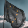 Wapperende donkerblauwe vlag met Europa sterren