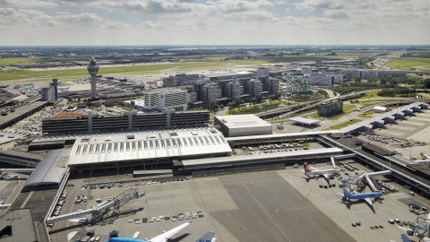 Luchthaven Schiphol met verkeerstoren en vliegtuigen