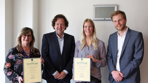 wethouder gemeente Woerden George Becht neemt drempelvrij certificaat in ontvangst in aanwezigheid van Connie van Leeuwen en Ilse van der Meer van de gemeenten en Twan van Houtum van Stichting Accessibility