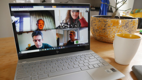 laptop met op beeld mensen die aan het videobellen zijn
