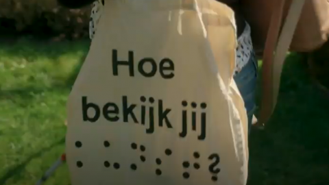 schoudertas met brailletekst