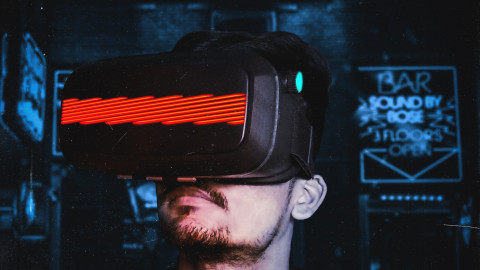 man kijkt door VR-bril