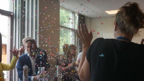 Confettikanon gaat af in de Beleving