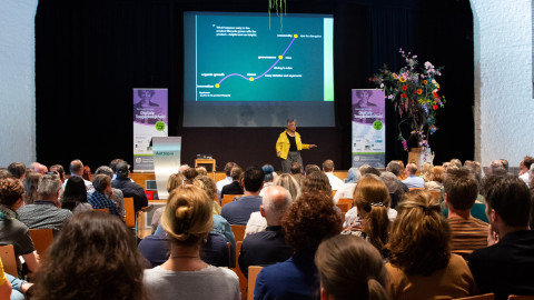 Zaal met mensen tijdens een lezing op het Nationaal Congres Digitale Toegankelijkheid