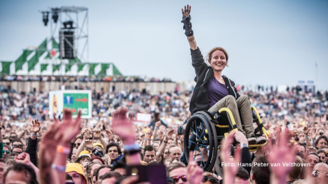 jonge vrouw crowdsurfing in rolstoel; foto Hans Peter van Velthoven