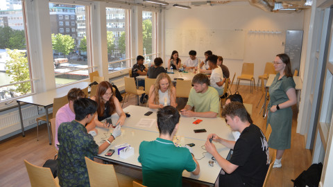 Studenten aan tafel tijdens workshop