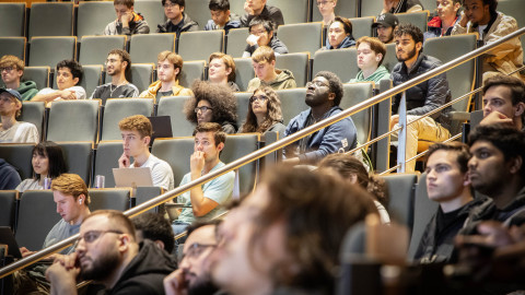 Studenten luisteren in hoorcollegezaal naar spreker