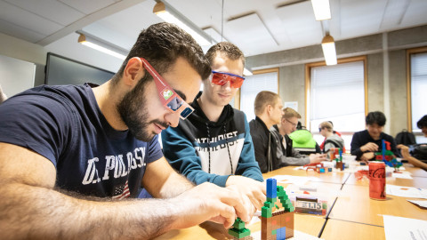 Studenten aan tafel tijdens workshop