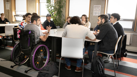 Studenten in gesprek met ervaringsdeskundige vincent