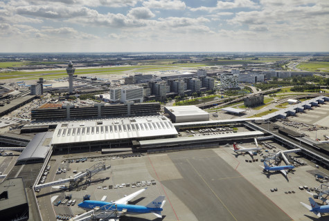 Luchthaven Schiphol met verkeerstoren en vliegtuigen