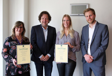 wethouder gemeente Woerden George Becht neemt drempelvrij certificaat in ontvangst in aanwezigheid van Connie van Leeuwen en Ilse van der Meer van de gemeenten en Twan van Houtum van Stichting Accessibility