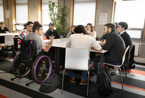 Studenten in gesprek met ervaringsdeskundige vincent