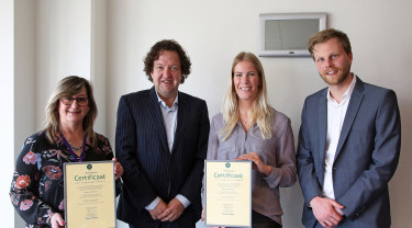 wethouder gemeente Woerden George Becht neemt drempelvrij certificaat in ontvangst in aanwezigheid van Connie van Leeuwen en Ilse van der Meer van de gemeenten en Twan van Houtum van Stichting Accessibility