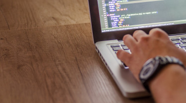 Persoon werkt in code website