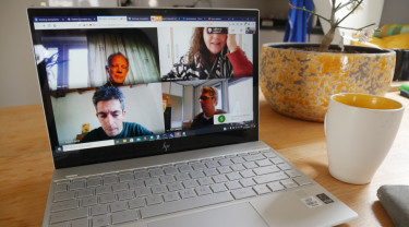 laptop met op beeld mensen die aan het videobellen zijn