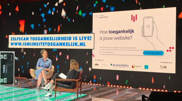 Afbeelding Leonie Steggink, directeur Accessibility wordt geïnterviewd tijdens online INC. Festival