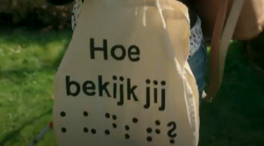 schoudertas met brailletekst