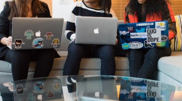 Studenten met laptop op schoot