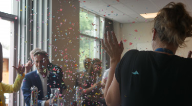 Confettikanon gaat af in de Beleving