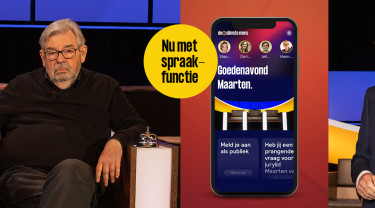 een afbeelding van een mobiele telefoon met een plaatje van het spel de slimste thuis. Links en rechts van de afbeelding van de telefoon een foto van Philip Freriks en Maarten van Rossum.