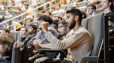 Studenten luisteren in hoorcollegezaal naar spreker