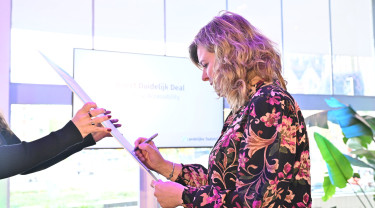 Sandra Visser ondertekent een document van samenwerking: Direct Duidelijk Deal.