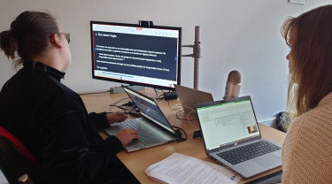 Onderzoeker en ervaringsdeskundige zitten achter laptops