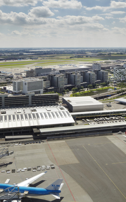 Luchthaven Schiphol met verkeerstoren en vliegtuigen