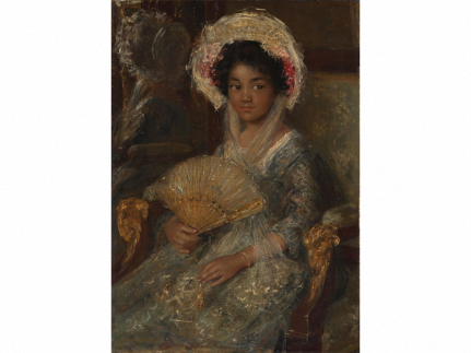 Een zittende jonge vrouw, met getinte huidskleur, met een kanten hoed op het hoofd en een waaier in de rechterhand