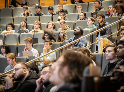 Studenten luisteren in hoorcollegezaal naar spreker