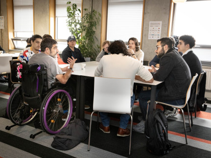 Studenten in gesprek met ervaringsdeskundige vincent