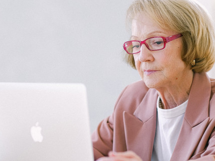 Vrouw, senior, met laptop