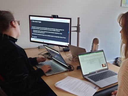 Onderzoeker en ervaringsdeskundige zitten achter laptops