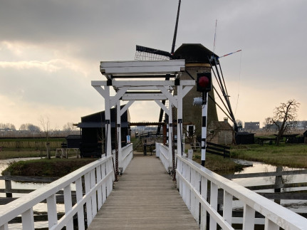witte brug met daarachter in beeld een molen