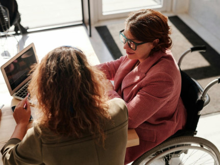 vrouw in rolstoel op werkplek. Bij de alinea Wat is een participatiesamenleving