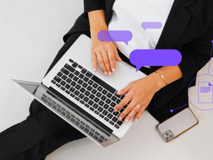 Een vrouw zit op de grond achter een laptop - UX en UI twee kanten van dezelfde medaille