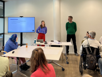 Er staan 2 mensen voor een groep - Training en verdieping leer toegankelijkheid professioneel toepassen