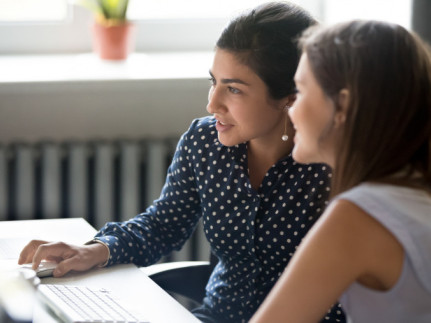 Twee vrouwen zitten achter een computer - Wat doet een UX-designer