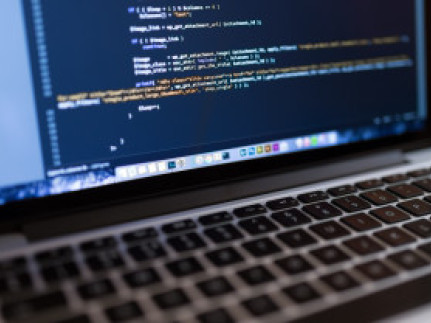 code op een laptop - Voor wie is UX design relevant