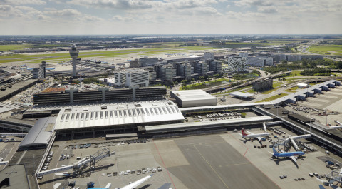 Luchthaven Schiphol met verkeerstoren en vliegtuigen