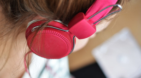 Vrouw met roze koptelefoon