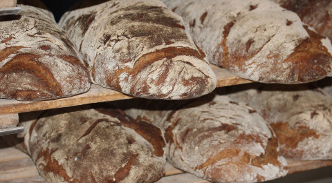 gebakken broden op legplanken