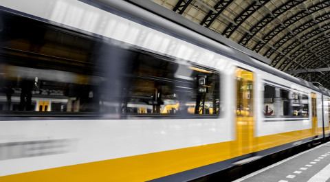 Rijdende trein bij treinstation