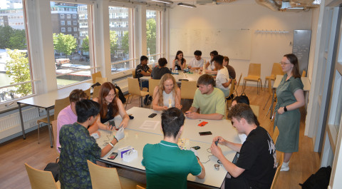 Studenten aan tafel tijdens workshop