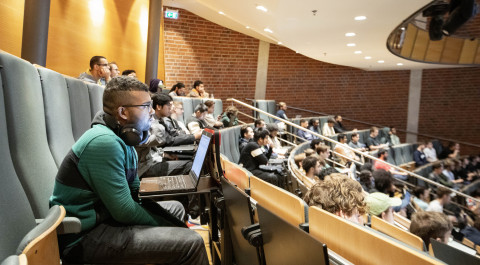 Studenten luisteren in hoorcollegezaal naar spreker