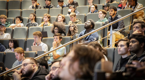 Studenten luisteren in hoorcollegezaal naar spreker