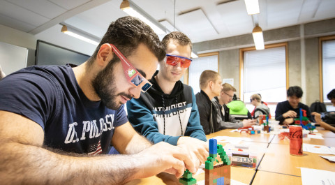 Studenten aan tafel tijdens workshop