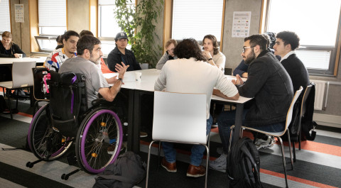 Studenten in gesprek met ervaringsdeskundige vincent