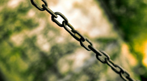 kettingschakels met groene achtergrond