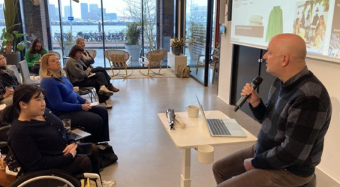 Rik Wouters van Bureau Eddi geeft een expert-demo van zijn ervaring met het navigeren door de IKEA‑website met een screenreader.